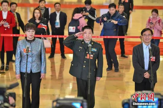 杨利伟(中)等委员接受媒体采访。 中新社记者 骆云飞 摄