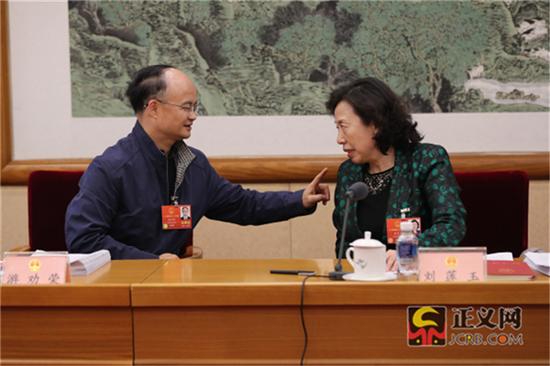 全国人大代表游劝荣(左)全国人大代表刘莲玉热议全国人大常委会工作报告。记者张哲 摄
