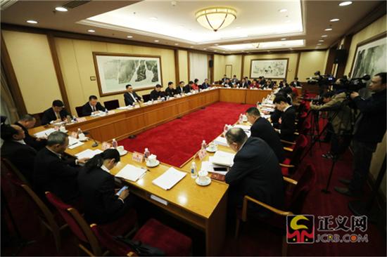 3月12日下午,湖南代表团举行小组会议,审议全国人大常委会工作报告。记者张哲 摄