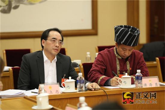 全国人大代表戴立忠(左)在会上发言,全国人大代表谭泽勇记录发言。记者张哲 摄