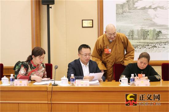 全国人大代表唐纯玉(左一)全国人大代表聂鹏举(左二)全国人大代表屈胜(左四)在全国人大代表圣辉提出的联名附议代表签名附页中签名附议。记者张哲 摄