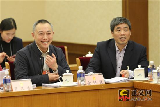 全国人大代表金进尧(左)全国人大代表吴继发听取代表发言。记者张哲 摄