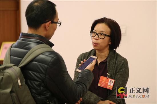 会后全国人大代表雷冬竹接受媒体采访。记者张哲 摄