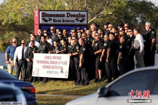 当地时间2月28日，美国佛罗里达州帕克兰发生枪击案的道格拉斯中学复课，学生和教职工重返校园，大批警察出动维护治安。2月14日一名19岁的枪手在学校里开枪，造成17人死亡。