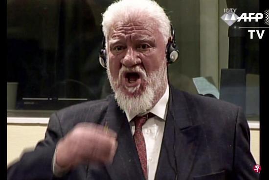 前波黑军官在海牙法庭进行审讯时，突然举杯喝下毒药，不治身亡。