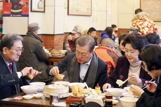 文在寅体验中国式早餐：吃油条喝豆浆 体验移动支付