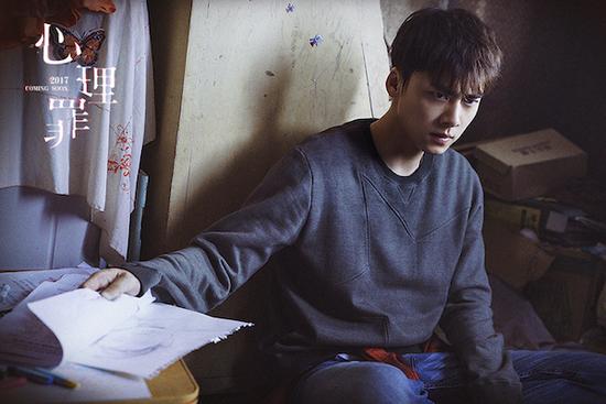 由小鲜肉李易峰主演的《心理罪》,根据作家雷米的同名系列小说改编。年轻气盛的犯罪心理学高材生方木(李易峰饰)和身手不凡的野兽派刑警队长邰伟(廖凡饰)组成了最佳拍档,联手破案。