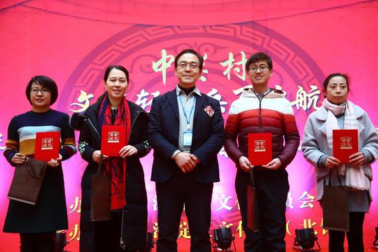 海淀区图书馆(北馆)张国品先生为合作共建单位颁发荣誉证书