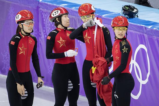 2月20日，中国队选手曲春雨、周洋、范可新和李靳宇（从左到右）在成绩公布后。新华社 图