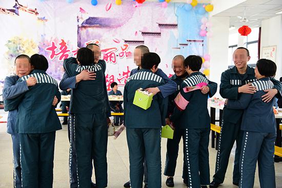 澎湃新闻:三八妇女节前 福建监狱37对服刑夫妻“高墙相会”