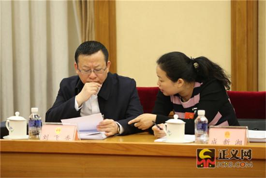 全国人大代表刘飞香(左)全国人大代表成新湘热议全国人大常委会工作报告。记者张哲 摄