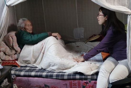 总撰稿、编导万小菡在中国湖南岳阳采访拍摄“慰安妇”幸存者汤根珍。