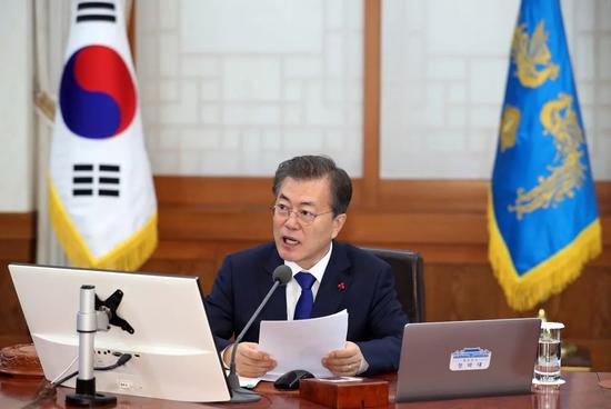 1月2日,在韩国首尔,韩国总统文在寅在2018年首次国务会议上发言。
