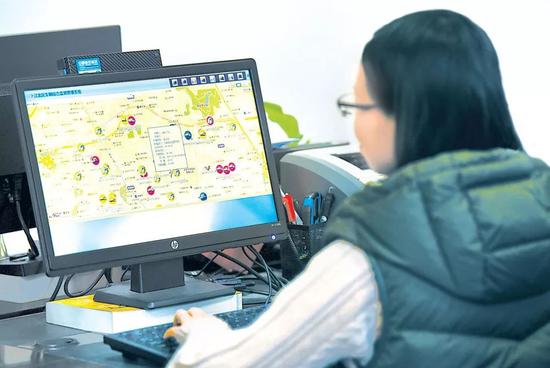 重庆市江北区纪委工作人员利用公务用车监管系统进行线索分析。(资料图片)