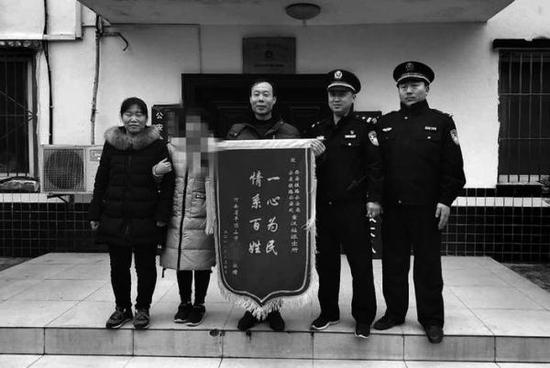 婷婷的家人专门给民警送来一面“一心为民、情系百姓”的锦旗。 三秦都市报 图