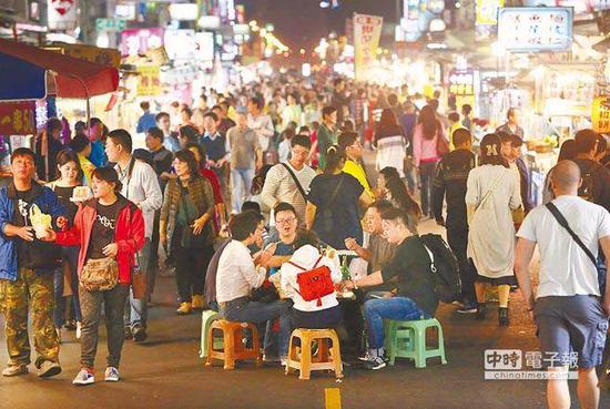 高雄六合夜市(图片来源:“中时电子报”)
