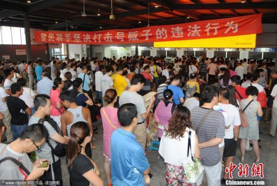 资料图:医院挂号大厅昔日排队挂号情形 。王振 摄 图片来源:CFP视觉中国