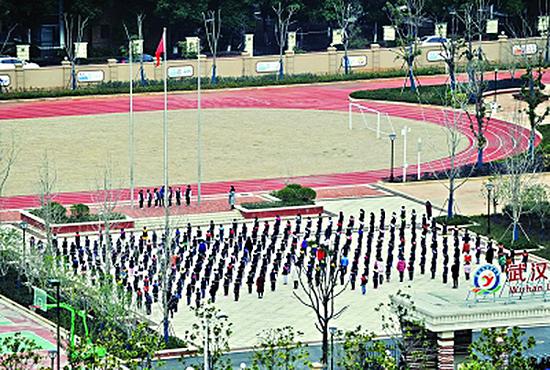 新的学期开始了,2月24日10时,东西湖区恋湖小学举行开学典礼。李永刚 图