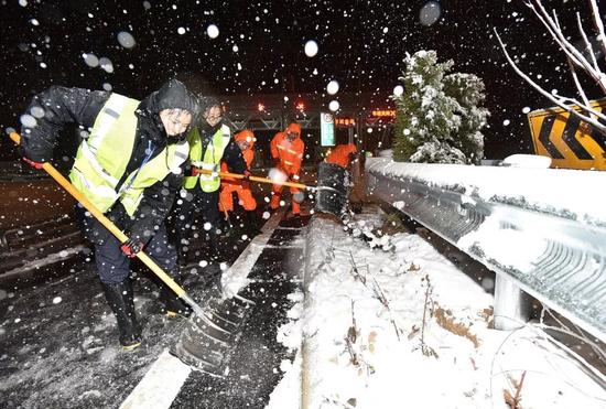△江苏扬州：高速收费站工作人员连夜奋战 清除路面积雪保畅通