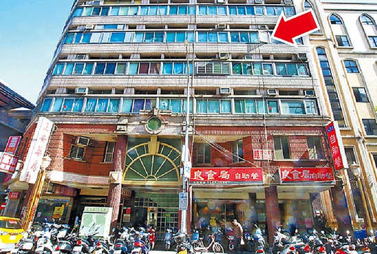 大陆方姓女子在台北巿宁夏路一间5楼公寓（箭头处）疑遭男友枪击受伤。（来源：台媒）