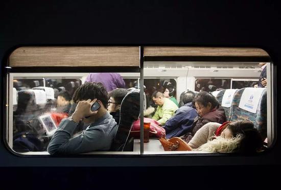 在归途中的人们。图片来自视觉中国