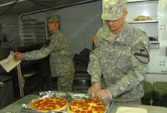 资料图：美军享用披萨大餐。