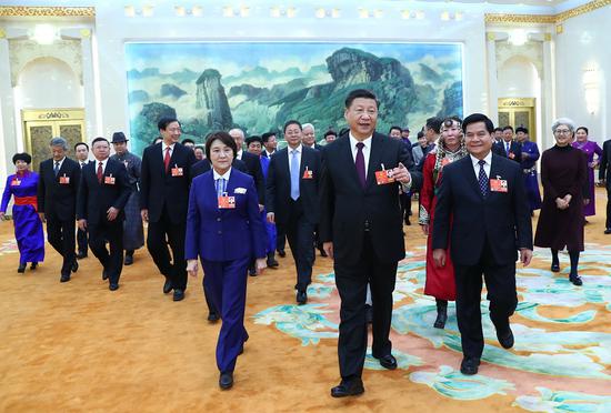 内蒙古团代表向习近平总书记敬献哈达，祝总书记吉祥如意