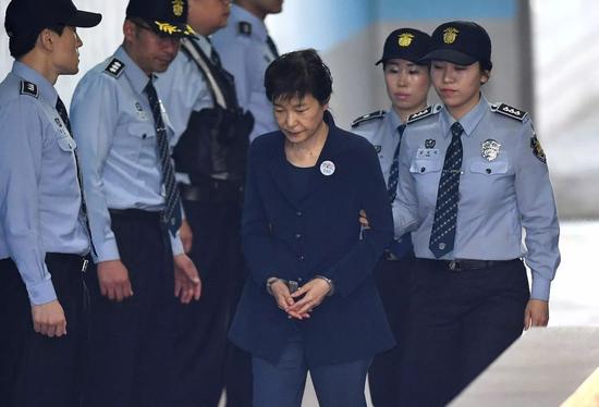 去年5月，朴槿惠抵达首尔中央地方法院出庭受审。