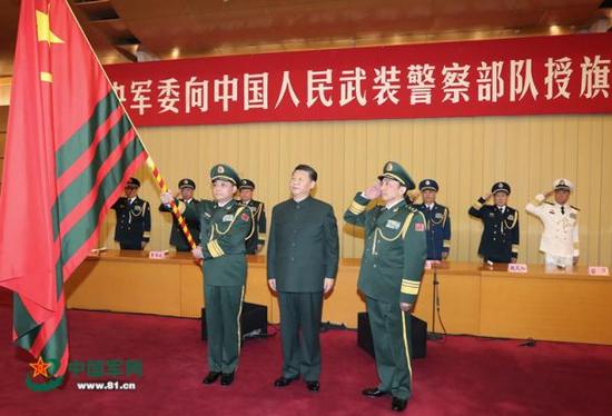 1月10日上午,中央军委向武警部队授旗仪式在北京八一大楼举行。中共中央总书记、国家主席、中央军委主席习近平向武警部队授旗并致训词。这是习近平向武警部队授旗。