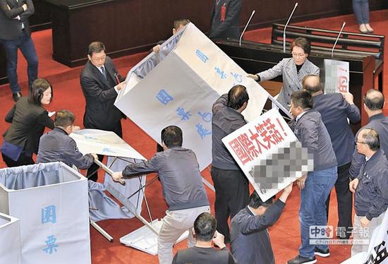 投票前,国民党“立委”抗议并将圈票处推倒。(图片来源:台湾《中时电子报》)