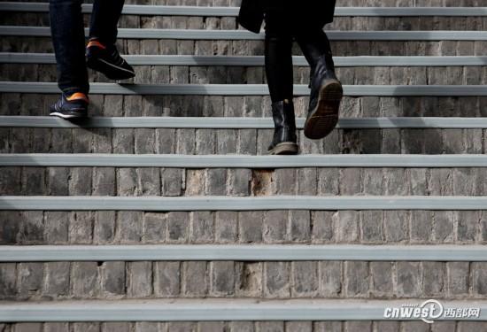 澎湃新闻:西安城墙台阶用塑料板封边 首次这样保护（图）