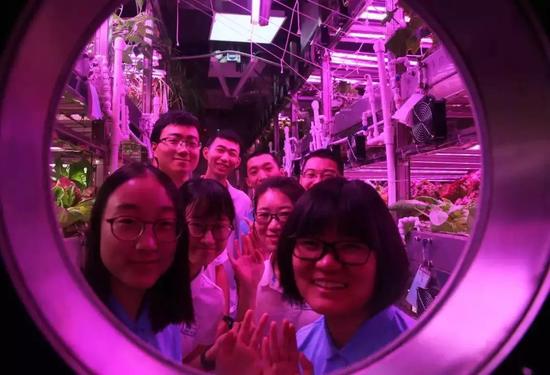 这8名中国年轻人在地面“月宫”创造一项世界纪录