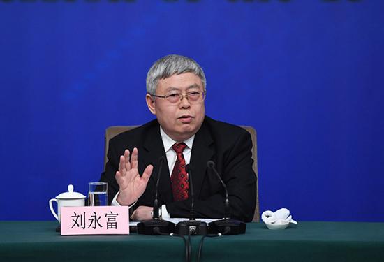 3月7日,十三届全国人大一次会议新闻中心举行记者会,邀请国务院扶贫办主任刘永富就“打好精准脱贫攻坚战”的相关问题回答中外记者的提问。 新华社 图