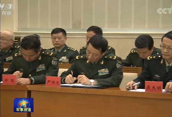 尹洪文少将(前排中) 央视新闻军事报道截图