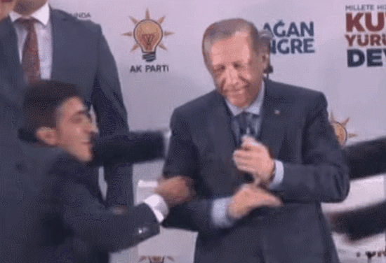 土耳其总统遭疯狂男粉丝熊抱 措手不及表情尴尬