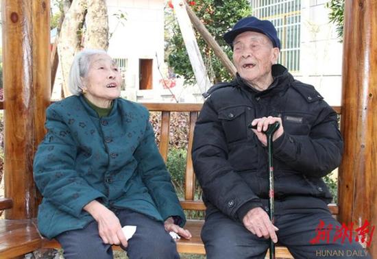 2014年4月陈本初在县烈士陵园祭扫苏杰烈士墓时和老伴在长廊上休息。 杨志富 摄