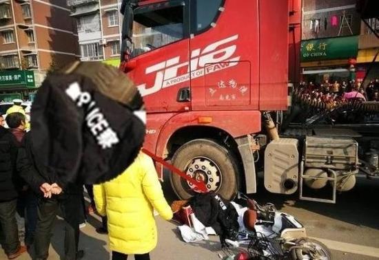 在一起车祸现场,一名7岁的小男孩静静地躺在地上。医护人员检查之后,确认他已经没有了生命迹象。这是1月16日发生在南充城区的一起车祸。一位民警的一个举动,赢得了网友的点赞。