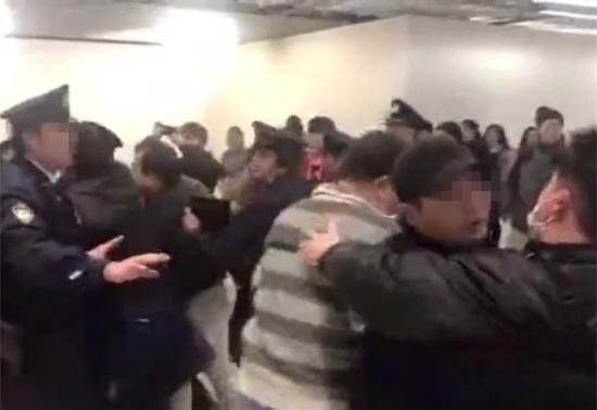 人民日报海外版-海外网:175名中国游客滞留日本机场 与警方发生冲突(图)
