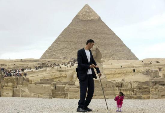 参考消息:世界最高男子最矮女子同游金字塔 身高差1.8米
