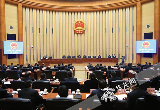 8日上午,重庆市五届人大常委会召开第一次会议。 记者 李文科 摄