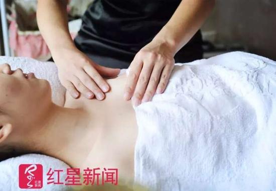 ▲一位催乳师在给客人进行乳房按摩催乳  图据东方IC