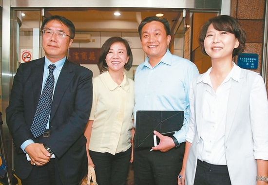 黄伟哲(左一)与陈亭妃(右一)是否出现新系与“正国会”的对决,引发关注。(图片来源:台湾《联合报》)