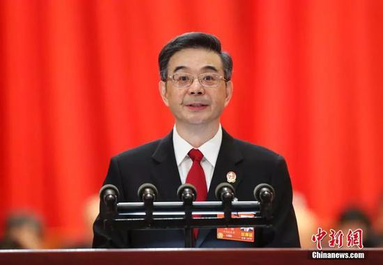 最高人民法院院长周强作最高人民法院工作报告。 中新社记者 刘震 摄