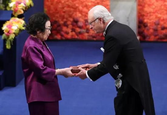  In December 2015, the King of Sweden awarded the Nobel Prize to Tu Youyou.