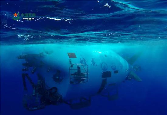 2017年6月13日,“蛟龙”号载人潜水器向太平洋雅浦海沟深渊潜去。
