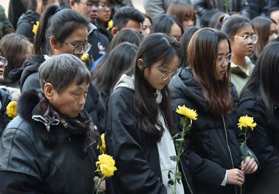 12月11日，大学生和市民在“侵华日军南京大屠杀草鞋峡遇难同胞纪念碑”前祭奠遇难同胞。新华社