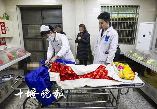 120急救医生正在对黄先生的生命体征进行检测。