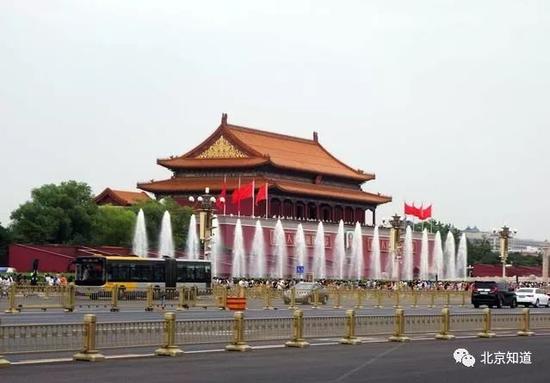 登上大厦楼顶俯瞰长安街