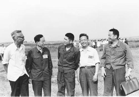 1984年6月12日,歼8Ⅱ飞机首飞成功左起:现场总指挥管德、发动机总师温俊峰、试飞员曲学仁、总设计师顾诵芬、首飞指挥员王昂