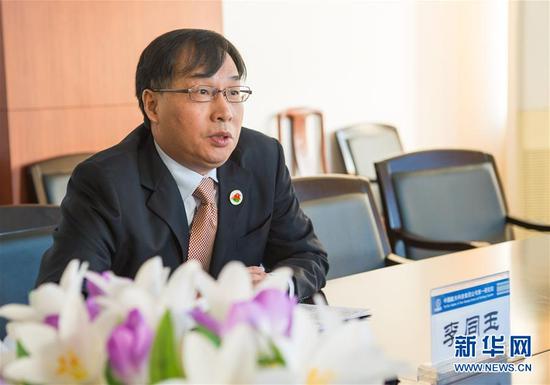 1月15日,中国航天科技集团公司所属中国运载火箭技术研究院宇航部部长李同玉在接受采访。 1月16日凌晨,白俄罗斯通信卫星一号在西昌卫星发射中心发射成功。中国航天科技集团公司相关负责人表示,这既是中国卫星整星出口首次打开欧洲市场,同时也吹响了中国航天加速开拓国际市场的号角。近年来,许多国家和跨国企业都在加快发展航天技术。在越来越激烈的市场竞争中,中国航天凭借过硬技术和实力不断增加市场份额。 新华社记者刘潺 摄